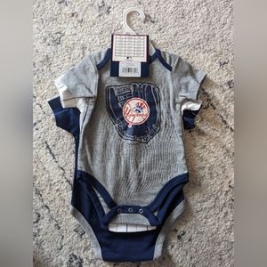 3 piece Yankee onesie set, 6-9 months, NEW